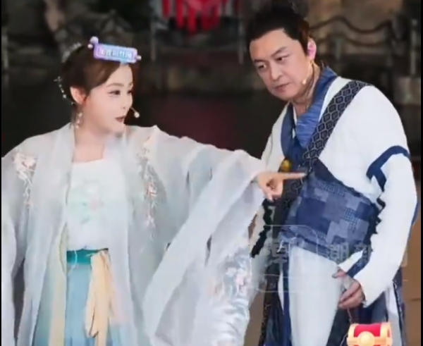 福牛财经 63岁马景涛扮演“张无忌”直播时晕倒，后脑着地发出巨大响声