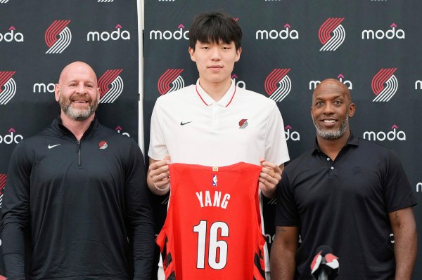 众诚速配 不赞成杨瀚森回来打亚洲杯 目前最重要的是在NBA站稳脚跟